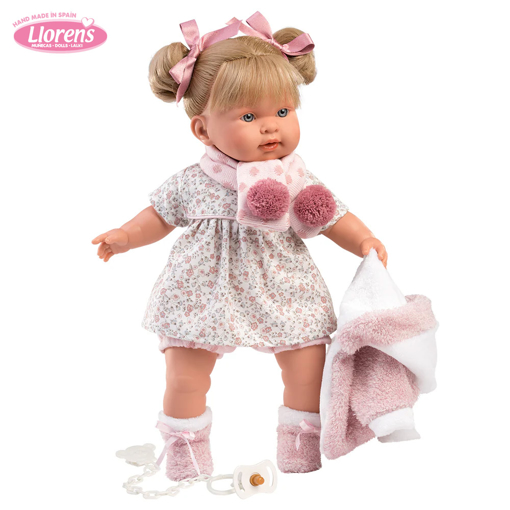 Слика на Кукла АЛЕКСАНДРА со шал и јакна со капа, 42 cm (плаче, вели мама и папа)  – Llorens Dolls