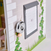 Слика на Дрвена куќа за кукли со додатоци и LED светло (18 елементи) - Hape International